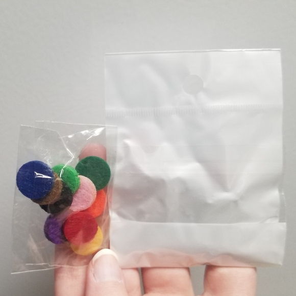 NWT diffuser bracelet with 10 pads - Picture 2 of 3